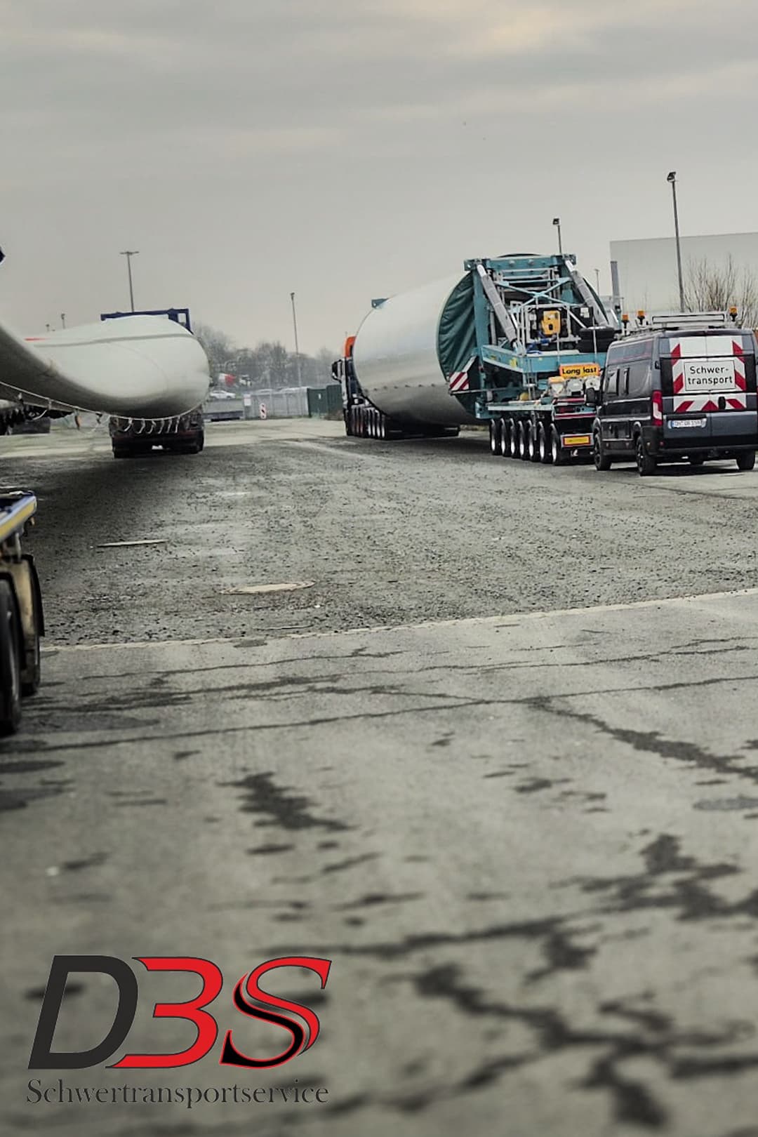 Schwerlastlogistik in Aktion - Sichere Beförderung von Großgeräten